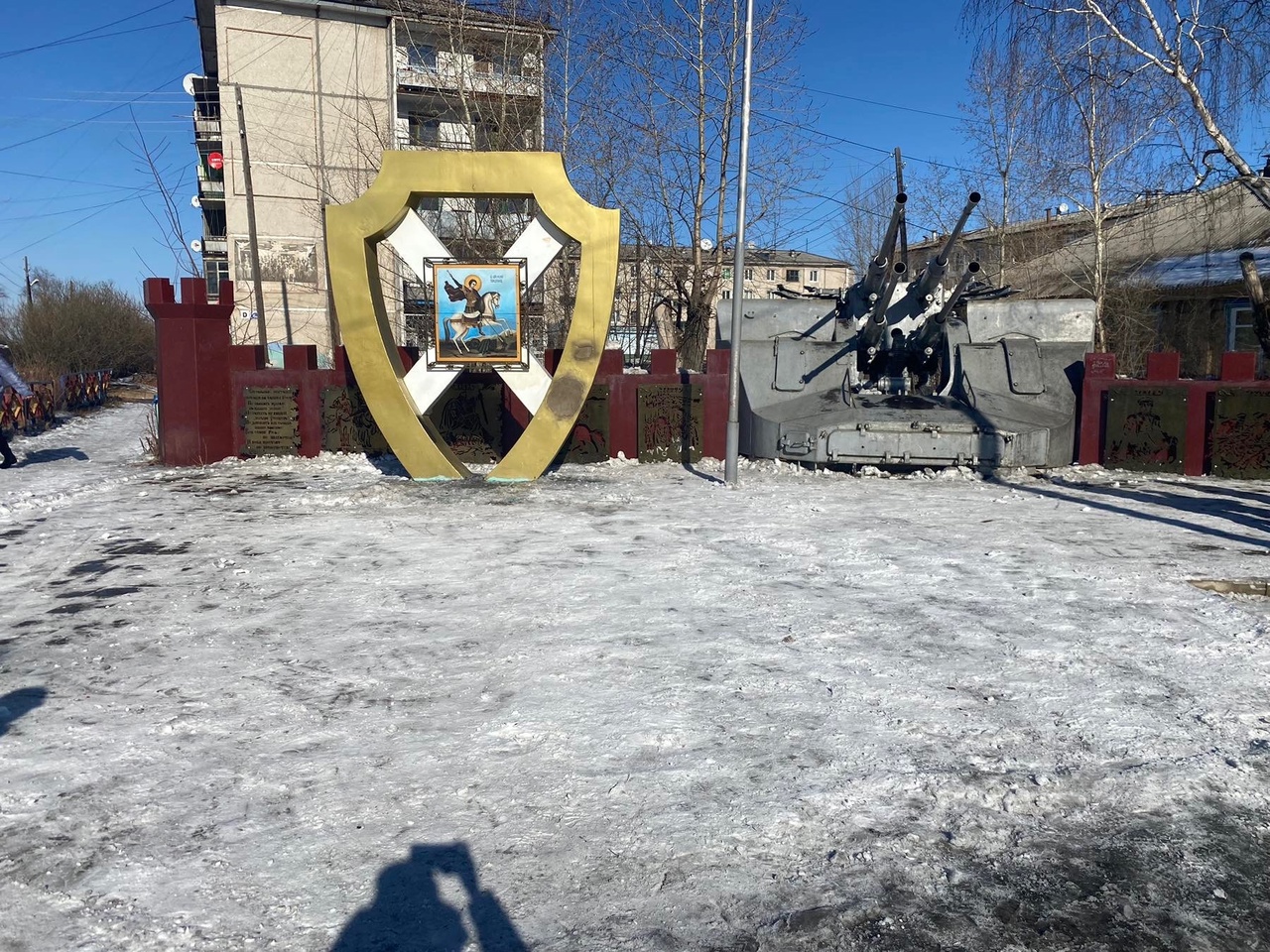 Отчистка мемориала Георгия Победоносца возле ДК &amp;quot;Акцент&amp;quot;.